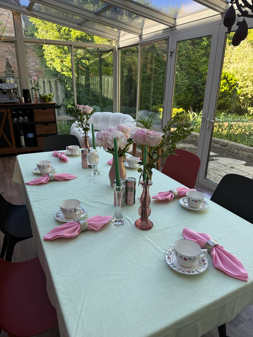 Table setting with pink napkins and florals